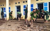 Công an dầm mình trong bùn lầy giúp người dân khắc phục hậu quả lũ lụt